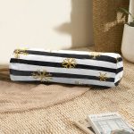 - RealHomes Özel Tasarımlı Dijital Baskılı İç Dolgulu Fermuarlı Silindir Yastık - Realhomes  Beyaz Zeminde Siyah Çizgili Gold Detaylı Kar tanesi Dijital Baskılı Modern İç Dolgulu Yumuşak Silindir Form Yastık Kırlent Realhomes