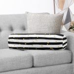 - RealHomes Özel Tasarımlı Dijital Baskılı İç Dolgulu Fermuarlı Silindir Yastık - Realhomes Beyaz Zemin Üzerinde Siyah Çizgili Gold Puantiyeli Dijital Baskılı Modern İç Dolgulu - Fermuarlı Süet Silindir Yuvarlak Yastık Kırlent Realhomes