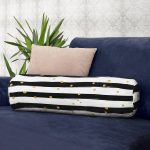 - RealHomes Özel Tasarımlı Dijital Baskılı İç Dolgulu Fermuarlı Silindir Yastık - Realhomes Beyaz Zemin Üzerinde Siyah Çizgili Gold Puantiyeli Dijital Baskılı Modern İç Dolgulu - Fermuarlı Süet Silindir Yuvarlak Yastık Kırlent Realhomes