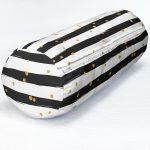 - RealHomes Özel Tasarımlı Dijital Baskılı İç Dolgulu Fermuarlı Silindir Yastık - Realhomes Beyaz Zemin Üzerinde Siyah Çizgili Gold Puantiyeli Dijital Baskılı Modern İç Dolgulu - Fermuarlı Süet Silindir Yuvarlak Yastık Kırlent Realhomes