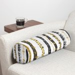 - RealHomes Özel Tasarımlı Dijital Baskılı İç Dolgulu Fermuarlı Silindir Yastık - Realhomes  Beyaz Zemin Üzerinde Gold Çizgili Dijital Baskılı Modern İç Dolgulu - Fermuarlı Süet Silindir Daire Yastık Kırlent Realhomes