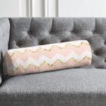 Pembe Zemin Üzerinde Gold Detaylı Renkli Zikzak Desenli Dijital Baskılı Modern İç Dolgulu Fermuarlı Çok Amaçlı Silindir Yastık Kırlent Realhomes