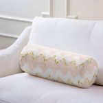 Pembe Zemin Üzerinde Gold Detaylı Renkli Zikzak Desenli Dijital Baskılı Modern İç Dolgulu Fermuarlı Çok Amaçlı Silindir Yastık Kırlent Realhomes