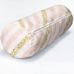 - RealHomes Özel Tasarımlı Dijital Baskılı İç Dolgulu Fermuarlı Silindir Yastık - Realhomes Beyaz Zemin Üzerinde Pembe Yatay Çizgili Dijital Baskılı Modern İç Dolgulu Süet Silindir Yastık Kırlent - Bel Yastığı Realhomes