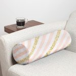 - RealHomes Özel Tasarımlı Dijital Baskılı İç Dolgulu Fermuarlı Silindir Yastık - Realhomes Beyaz Zemin Üzerinde Pembe Yatay Çizgili Dijital Baskılı Modern İç Dolgulu Süet Silindir Yastık Kırlent - Bel Yastığı Realhomes