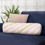 - RealHomes Özel Tasarımlı Dijital Baskılı İç Dolgulu Fermuarlı Silindir Yastık - Realhomes Beyaz Zemin Üzerinde Pembe Yatay Çizgili Dijital Baskılı Modern İç Dolgulu Süet Silindir Yastık Kırlent - Bel Yastığı Realhomes