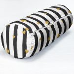 - RealHomes Özel Tasarımlı Dijital Baskılı İç Dolgulu Fermuarlı Silindir Yastık - Realhomes Beyaz Zemin Üzerinde Gold Detaylı Çizgili Dijital Baskılı Modern İç Dolgulu - Fermuarlı Süet Silindir Daire Yastık Kırlent Realhomes