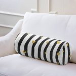 - RealHomes Özel Tasarımlı Dijital Baskılı İç Dolgulu Fermuarlı Silindir Yastık - Realhomes Beyaz Zemin Üzerinde Gold Detaylı Çizgili Dijital Baskılı Modern İç Dolgulu - Fermuarlı Süet Silindir Daire Yastık Kırlent Realhomes