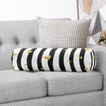 - RealHomes Özel Tasarımlı Dijital Baskılı İç Dolgulu Fermuarlı Silindir Yastık - Realhomes Beyaz Zemin Üzerinde Gold Detaylı Çizgili Dijital Baskılı Modern İç Dolgulu - Fermuarlı Süet Silindir Daire Yastık Kırlent Realhomes