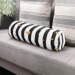 - RealHomes Özel Tasarımlı Dijital Baskılı İç Dolgulu Fermuarlı Silindir Yastık - Realhomes Beyaz Zemin Üzerinde Gold Detaylı Çizgili Dijital Baskılı Modern İç Dolgulu - Fermuarlı Süet Silindir Daire Yastık Kırlent Realhomes