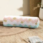 Beyaz Zeminde Renkli Zikzak Desenli Geometrik Desenli Dijital Baskılı Modern İç Dolgulu - Fermuarlı Süet Silindir Rulo Yastık Kırlent Realhomes