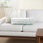 - RealHomes Özel Tasarımlı Dijital Baskılı İç Dolgulu Fermuarlı Silindir Yastık - Realhomes  Beyaz Zemin Üzerinde Renkli Çizgili Gold Detaylı Dijital Baskılı Modern İç Dolgulu - Fermuarlı Süet Silindir Rulo Yastık Kırlent Realhomes