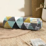 Pastel Zemin Üzerinde Gold Detaylı Geometrik Desenli Dijital Baskılı Modern İç Dolgulu - Fermuarlı Süet Silindir Rulo Yastık Kırlent Realhomes