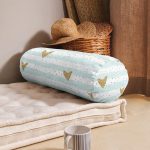 - RealHomes Özel Tasarımlı Dijital Baskılı İç Dolgulu Fermuarlı Silindir Yastık - Realhomes  Beyaz Zeminde Renkli Çizgili Gold Detaylı Kalp Desenli Dijital Baskılı Modern İç Dolgulu Fermuarlı Çok Amaçlı Silindir Yastık Kırlent Realhomes