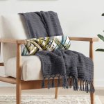 - RealHomes Özel Tasarımlı Dijital Baskılı İç Dolgulu Fermuarlı Silindir Yastık - Realhomes Beyaz Zemin Üzerinde Gold Detaylı Geometrik Desenli Dijital Baskılı Modern İç Dolgulu - Fermuarlı Süet Silindir Rulo Yastık Kırlent Realhomes