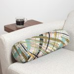 Beyaz Zemin Üzerinde Gold Detaylı Geometrik Desenli Dijital Baskılı Modern İç Dolgulu - Fermuarlı Süet Silindir Rulo Yastık Kırlent Realhomes