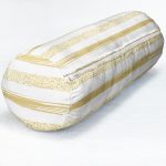 Beyaz Zemin Üzerinde Gold Detaylı Yatay Çizgili Dijital Baskılı Modern İç Dolgulu Süet Silindir Yastık Kırlent - Bel Yastığı Realhomes