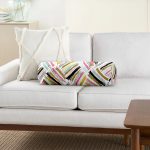 Beyaz Zemin Üzerinde Renkli Geometrik Desenli Dijital Baskılı Modern İç Dolgulu - Fermuarlı Süet Silindir Yuvarlak Yastık Kırlent Realhomes