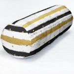 - RealHomes Özel Tasarımlı Dijital Baskılı İç Dolgulu Fermuarlı Silindir Yastık - Realhomes  Beyaz Zemin Üzerinde Gold Detaylı Siyah Yatay Çizgili Dijital Baskılı Modern İç Dolgulu Yumuşak Silindir Form Yastık Kırlent Realhomes