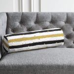 - RealHomes Özel Tasarımlı Dijital Baskılı İç Dolgulu Fermuarlı Silindir Yastık - Realhomes  Beyaz Zemin Üzerinde Gold Detaylı Siyah Yatay Çizgili Dijital Baskılı Modern İç Dolgulu Yumuşak Silindir Form Yastık Kırlent Realhomes