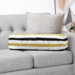 - RealHomes Özel Tasarımlı Dijital Baskılı İç Dolgulu Fermuarlı Silindir Yastık - Realhomes  Beyaz Zemin Üzerinde Gold Detaylı Siyah Yatay Çizgili Dijital Baskılı Modern İç Dolgulu Yumuşak Silindir Form Yastık Kırlent Realhomes