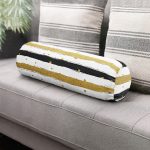 - RealHomes Özel Tasarımlı Dijital Baskılı İç Dolgulu Fermuarlı Silindir Yastık - Realhomes  Beyaz Zemin Üzerinde Gold Detaylı Siyah Yatay Çizgili Dijital Baskılı Modern İç Dolgulu Yumuşak Silindir Form Yastık Kırlent Realhomes