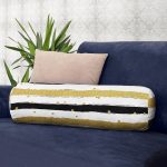 - RealHomes Özel Tasarımlı Dijital Baskılı İç Dolgulu Fermuarlı Silindir Yastık - Realhomes  Beyaz Zemin Üzerinde Gold Detaylı Siyah Yatay Çizgili Dijital Baskılı Modern İç Dolgulu Yumuşak Silindir Form Yastık Kırlent Realhomes