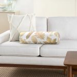 Beyaz Zemin Üzerinde Gold Detaylı Yaprak Desenli Dijital Baskılı Modern İç Dolgulu - Fermuarlı Süet Silindir Yuvarlak Yastık Kırlent Realhomes