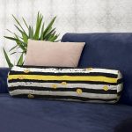 - RealHomes Özel Tasarımlı Dijital Baskılı İç Dolgulu Fermuarlı Silindir Yastık - Realhomes Beyaz Zeminde Renkli Yatay Çizgili Gold Detaylı Puantiyeli Modern İç Dolgulu - Fermuarlı Süet Silindir Rulo Yastık Kırlent Realhomes