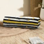 - RealHomes Özel Tasarımlı Dijital Baskılı İç Dolgulu Fermuarlı Silindir Yastık - Realhomes Beyaz Zeminde Renkli Yatay Çizgili Gold Detaylı Puantiyeli Modern İç Dolgulu - Fermuarlı Süet Silindir Rulo Yastık Kırlent Realhomes