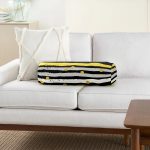 - RealHomes Özel Tasarımlı Dijital Baskılı İç Dolgulu Fermuarlı Silindir Yastık - Realhomes Beyaz Zeminde Renkli Yatay Çizgili Gold Detaylı Puantiyeli Modern İç Dolgulu - Fermuarlı Süet Silindir Rulo Yastık Kırlent Realhomes