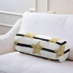 - RealHomes Özel Tasarımlı Dijital Baskılı İç Dolgulu Fermuarlı Silindir Yastık - Realhomes  Beyaz Zemin Üzerinde Gold Detaylı Yıldız Desenli Dijital Baskılı Modern İç Dolgulu - Fermuarlı Süet Silindir Yuvarlak Yastık Kırlent Realhomes