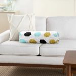 Beyaz Zemin Üzerinde Gold Detaylı Geometrik Desenli Dijital Baskılı Modern İç Dolgulu Fermuarlı Çok Amaçlı Silindir Yastık Kırlent Realhomes