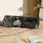 - RealHomes Özel Tasarımlı Dijital Baskılı İç Dolgulu Fermuarlı Silindir Yastık - Realhomes Siyah Zemin Üzerinde Gold Detaylı Yaprak Desenli Dijital Baskılı Modern İç Dolgulu - Fermuarlı Süet Silindir Rulo Yastık Kırlent Realhomes