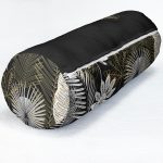 - RealHomes Özel Tasarımlı Dijital Baskılı İç Dolgulu Fermuarlı Silindir Yastık - Realhomes Siyah Zemin Üzerinde Gold Detaylı Yaprak Desenli Dijital Baskılı Modern İç Dolgulu - Fermuarlı Süet Silindir Rulo Yastık Kırlent Realhomes