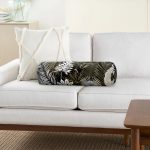 - RealHomes Özel Tasarımlı Dijital Baskılı İç Dolgulu Fermuarlı Silindir Yastık - Realhomes Siyah Zemin Üzerinde Gold Detaylı Yaprak Desenli Dijital Baskılı Modern İç Dolgulu - Fermuarlı Süet Silindir Rulo Yastık Kırlent Realhomes