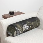 - RealHomes Özel Tasarımlı Dijital Baskılı İç Dolgulu Fermuarlı Silindir Yastık - Realhomes Siyah Zemin Üzerinde Gold Detaylı Yaprak Desenli Dijital Baskılı Modern İç Dolgulu - Fermuarlı Süet Silindir Rulo Yastık Kırlent Realhomes