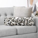 - RealHomes Özel Tasarımlı Dijital Baskılı İç Dolgulu Fermuarlı Silindir Yastık - Realhomes Beyaz Zemin Üzerinde Renkli Geometrik Desenli Dijital Baskılı Modern İç Dolgulu - Fermuarlı Süet Silindir Rulo Yastık Kırlent Realhomes