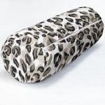 - RealHomes Özel Tasarımlı Dijital Baskılı İç Dolgulu Fermuarlı Silindir Yastık - Realhomes Beyaz Zemin Üzerinde Renkli Geometrik Desenli Dijital Baskılı Modern İç Dolgulu - Fermuarlı Süet Silindir Rulo Yastık Kırlent Realhomes