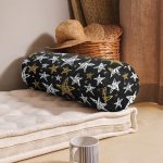 - RealHomes Özel Tasarımlı Dijital Baskılı İç Dolgulu Fermuarlı Silindir Yastık - Realhomes Siyah Zemin Üzerinde Gold Detaylı Beyaz Yıldız Desenli Dijital Baskılı Modern İç Dolgulu Fermuarlı Çok Amaçlı Silindir Yastık Kırlent Realhomes