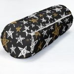 - RealHomes Özel Tasarımlı Dijital Baskılı İç Dolgulu Fermuarlı Silindir Yastık - Realhomes Siyah Zemin Üzerinde Gold Detaylı Beyaz Yıldız Desenli Dijital Baskılı Modern İç Dolgulu Fermuarlı Çok Amaçlı Silindir Yastık Kırlent Realhomes