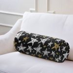 - RealHomes Özel Tasarımlı Dijital Baskılı İç Dolgulu Fermuarlı Silindir Yastık - Realhomes Siyah Zemin Üzerinde Gold Detaylı Beyaz Yıldız Desenli Dijital Baskılı Modern İç Dolgulu Fermuarlı Çok Amaçlı Silindir Yastık Kırlent Realhomes