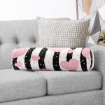 Beyaz Zemin Üzerinde Renkli Kalp Desenli Dijital Baskılı Modern İç Dolgulu Fermuarlı Çok Amaçlı Silindir Yastık Kırlent Realhomes