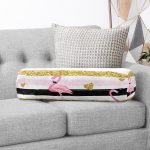 - RealHomes Özel Tasarımlı Dijital Baskılı İç Dolgulu Fermuarlı Silindir Yastık - Realhomes  Beyaz Zeminde Flamingo Desenli Gold Detaylı Yatay Çizgi Dijital Baskılı Modern İç Dolgulu Fermuarlı Çok Amaçlı Silindir Yastık Kırlent Realhomes