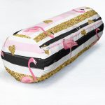 - RealHomes Özel Tasarımlı Dijital Baskılı İç Dolgulu Fermuarlı Silindir Yastık - Realhomes  Beyaz Zeminde Flamingo Desenli Gold Detaylı Yatay Çizgi Dijital Baskılı Modern İç Dolgulu Fermuarlı Çok Amaçlı Silindir Yastık Kırlent Realhomes