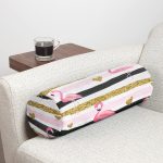 - RealHomes Özel Tasarımlı Dijital Baskılı İç Dolgulu Fermuarlı Silindir Yastık - Realhomes  Beyaz Zeminde Flamingo Desenli Gold Detaylı Yatay Çizgi Dijital Baskılı Modern İç Dolgulu Fermuarlı Çok Amaçlı Silindir Yastık Kırlent Realhomes