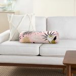 Pastel Zemin Üzerinde Gold Detaylı Yaprak Desenli Dijital Baskılı Modern İç Dolgulu - Fermuarlı Süet Berjer Silindir Yastık Kırlent Realhomes