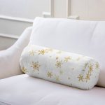 - RealHomes Özel Tasarımlı Dijital Baskılı İç Dolgulu Fermuarlı Silindir Yastık - Realhomes Beyaz Zemin Üzerinde Gold Detaylı Kar tanesi Desenli Dijital Baskılı Modern İç Dolgulu - Fermuarlı Süet Berjer Silindir Yastık Kırlent Realhomes