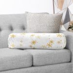 - RealHomes Özel Tasarımlı Dijital Baskılı İç Dolgulu Fermuarlı Silindir Yastık - Realhomes Beyaz Zemin Üzerinde Gold Detaylı Kar tanesi Desenli Dijital Baskılı Modern İç Dolgulu - Fermuarlı Süet Berjer Silindir Yastık Kırlent Realhomes