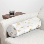 - RealHomes Özel Tasarımlı Dijital Baskılı İç Dolgulu Fermuarlı Silindir Yastık - Realhomes Beyaz Zemin Üzerinde Gold Detaylı Kar tanesi Desenli Dijital Baskılı Modern İç Dolgulu - Fermuarlı Süet Berjer Silindir Yastık Kırlent Realhomes